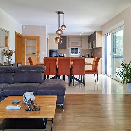 Lovely In With Private Swimming Pool, Be Inside Or Outside *