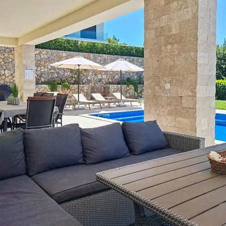 Lovely In With Private Swimming Pool, Be Inside Or Outside *