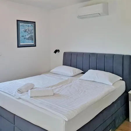 Lovely In With Private Swimming Pool, Be Inside Or Outside *