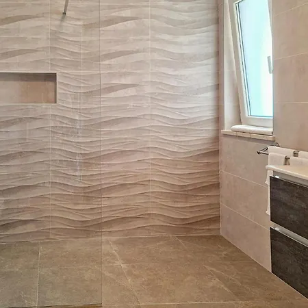 Lovely In With Private Swimming Pool, Be Inside Or Outside *
